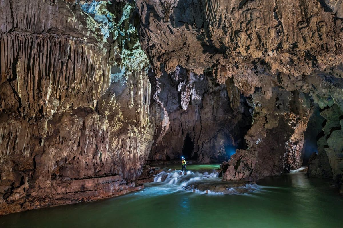 Tại hang Kim du khách có thể bơi từ trong hang ra thung lũng Tổ Mộ hoặc trekking và lội suối vào mùa khô