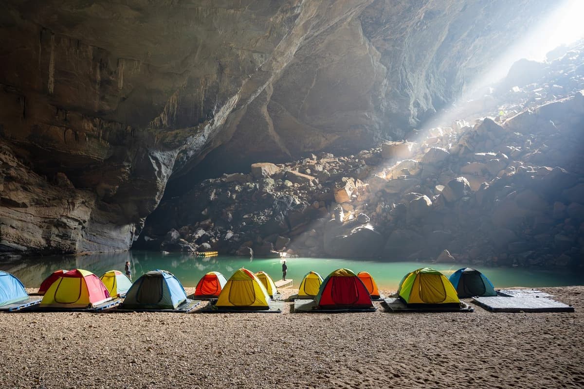 Hang Én là nơi du khách sẽ trải nghiệm cắm trại trong lòng hang khổng lồ và có cơ hội ngắm sunbeam chiếu vào hang