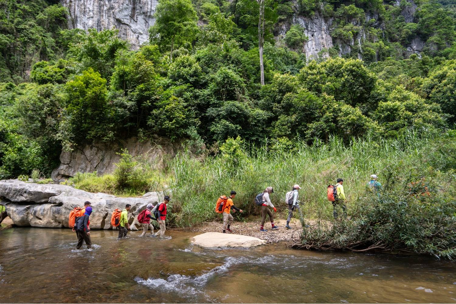 Bạn cần rèn luyện thể lực đều đặn để chinh phục hành trình trekking suối rừng.