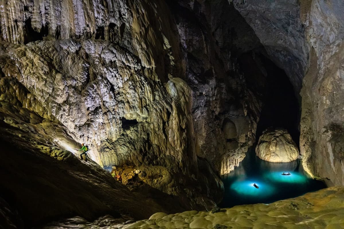 Hang Sơn Đoòng là một kỳ quan thiên nhiên với kích thước khổng lồ, kiến tạo địa chất hùng vĩ và cấu trúc độc đáo