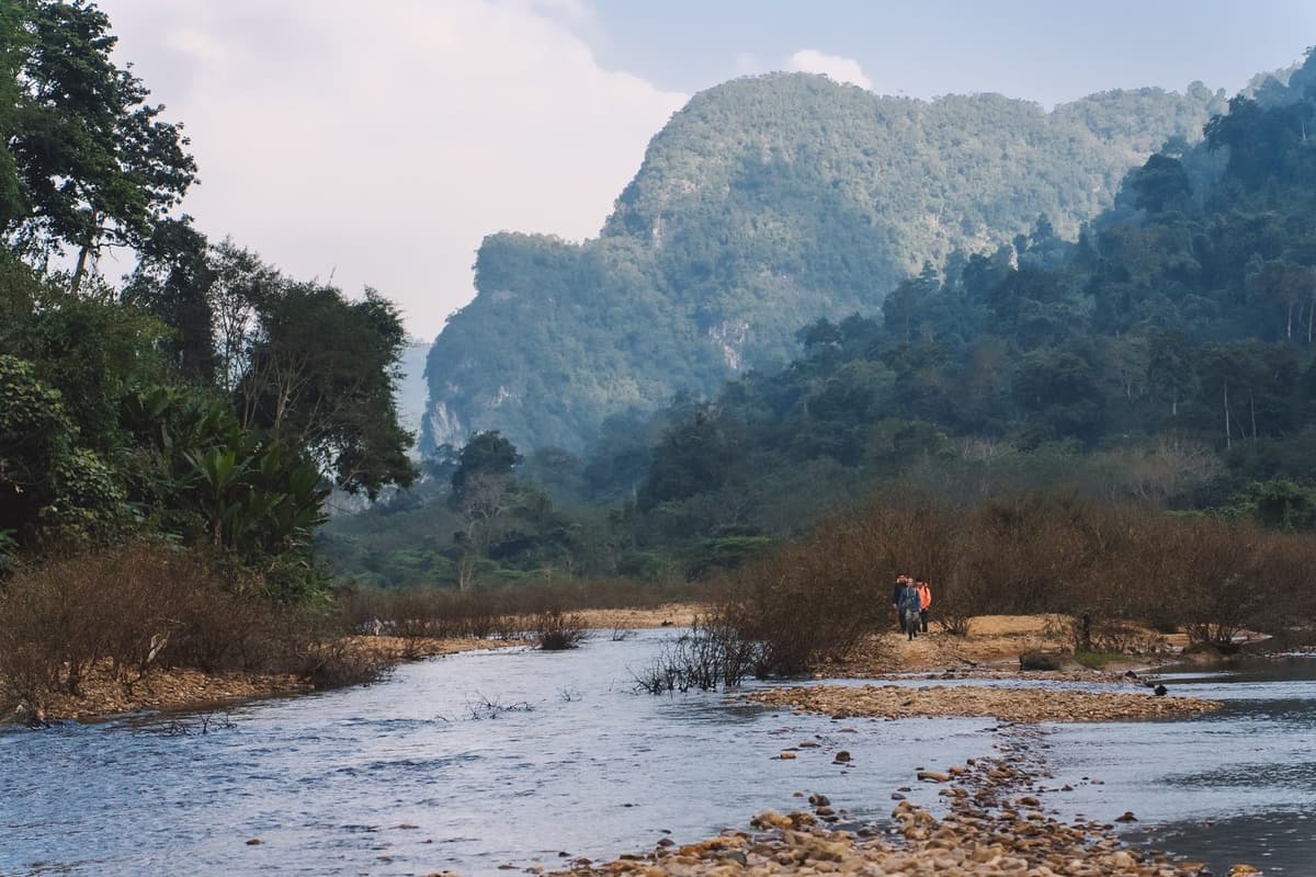 Hang Én nằm sâu trong VQG PNKB, cách đường QL15 khoảng 11km đường rừng, là cửa ngõ dẫn đến Hang Sơn Đoòng