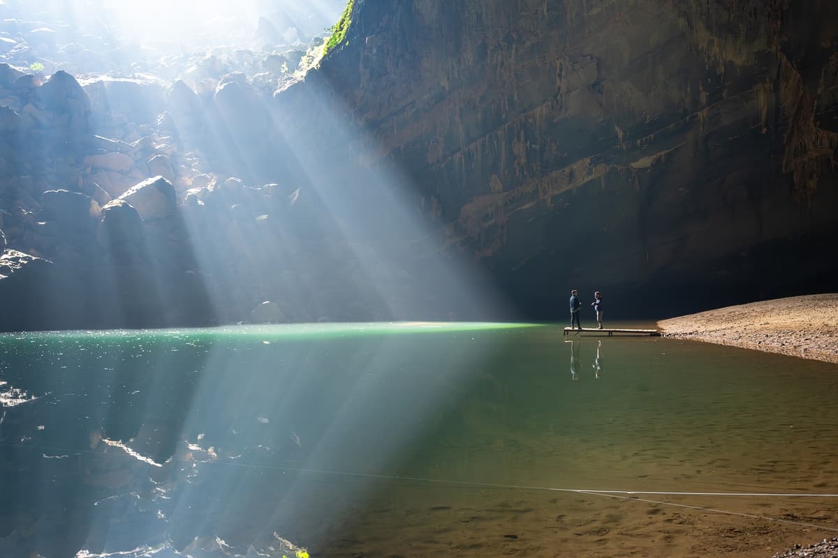 Cửa lớn của Hang Én là nơi đón ánh nắng mặt trời, đặc biệt vào tháng 12 - tháng 3, du khách có thể ngắm sunbeam tuyệt đẹp