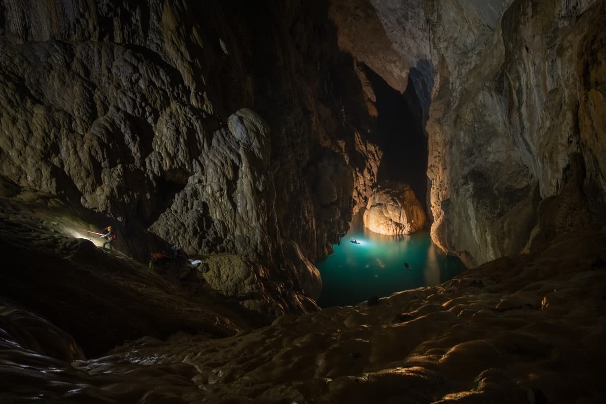 On rainy days, the underground river at the foot of the Great Wall of Vietnam appears in an emerald green color.