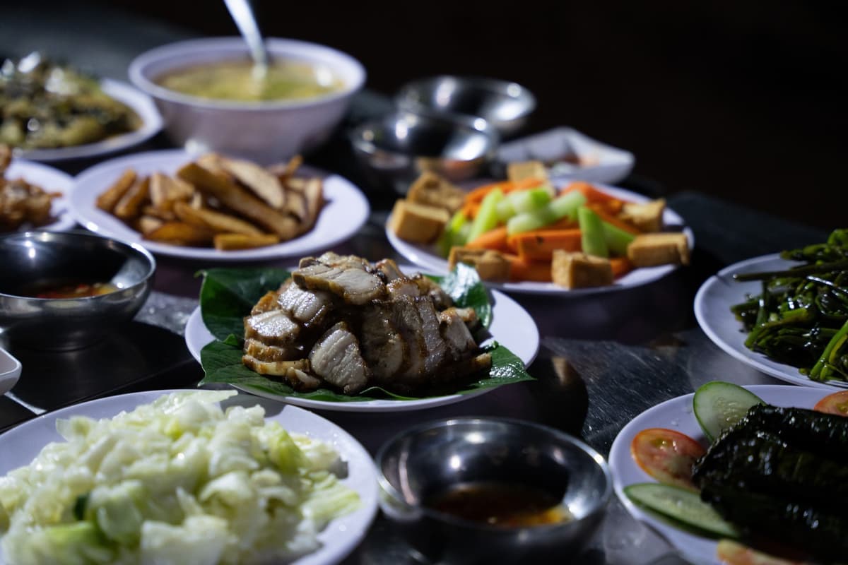Delicious, piping-hot meals are served right inside the cave.