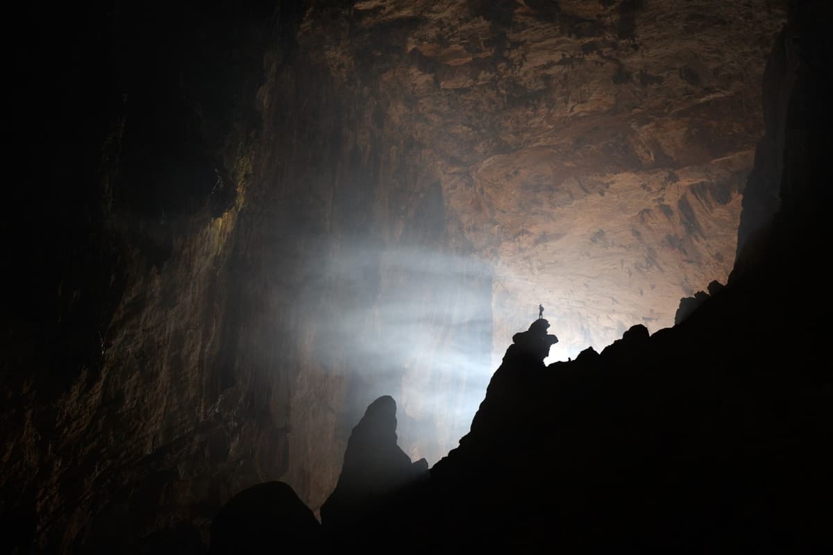 Măng đá hình thành qua quá trình nhỏ giọt nước mang khoáng chất calcium carbonate