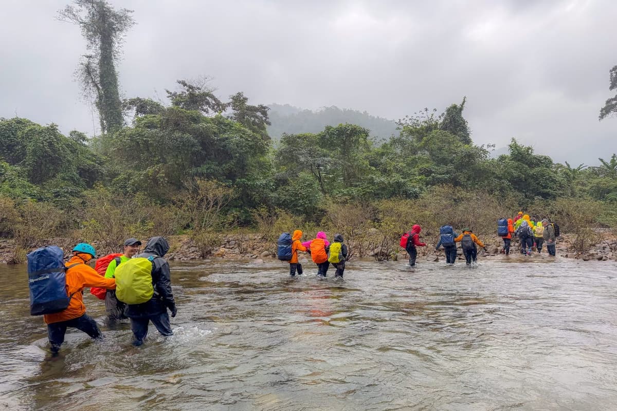Trang phục và giày trekking cần thoáng mát, nhanh khô và thoát nước tốt
