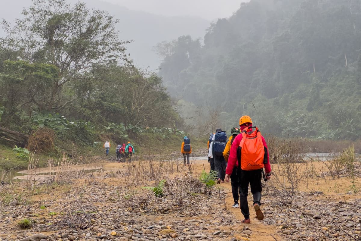 trekking son doong mua lanh jpg